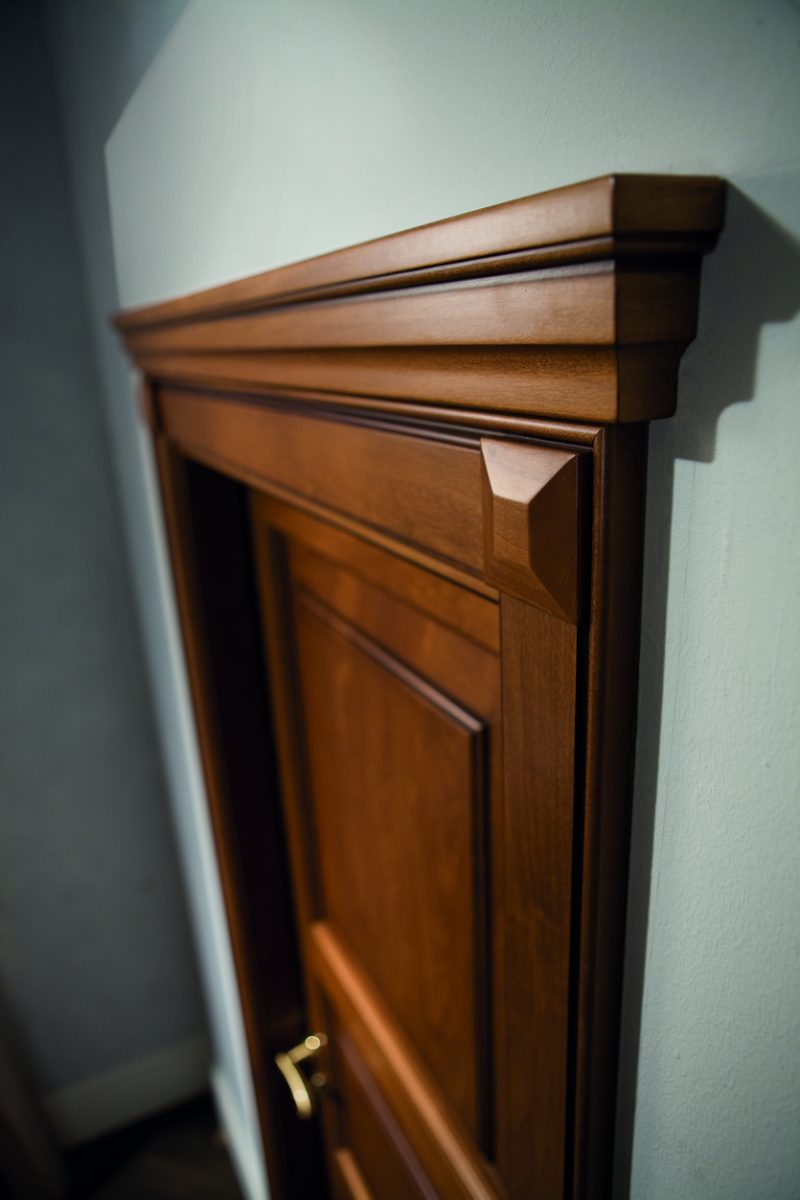 porta in legno con cornice classica