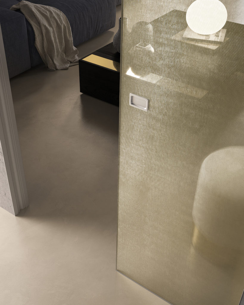 Dettaglio porta in vetro con rete metallica dorat