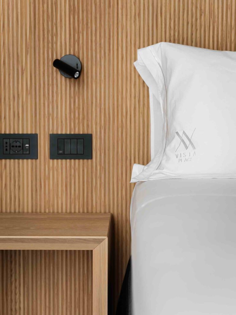 boiserie segno rovere garofoli per hotel numana