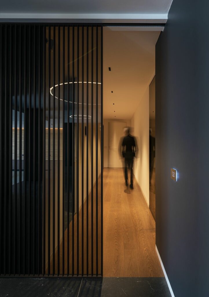 porta in vetro g-like e parquet platinum garofoli